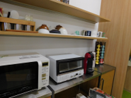 【ロビンソンの台所】会社には炊飯器と電子レンジ、トースター、コーヒーメーカーがあります！毎日誰かがご飯を炊いてお昼には「あの音」がなります！