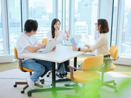 明るいオフィスはフリーアドレス。ディスカッションが活発に行われます。