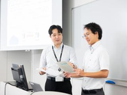先輩のサポートを受けながら、一歩ずつ登壇の準備を進める