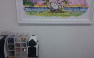 事務所の壁には、明るい色合いのスヌーピーの絵画を飾っています。来客の方々からも気持ちが癒されると好評です。また、勤務中は好きなタイミングでお茶とエスプレッソが飲み放題です。