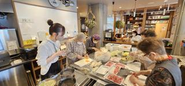 「危ないから、もうやらない」ではなく、「どうしたら、まだできる？」を考える。 90歳前後の利用者様たちが、スタッフと一緒に料理をしています。自宅では安全面から包丁や火を使うことを控えている方も、ここではスタッフがそばにいるから、自分の好きなことを楽しめる。 できなくなったことを数えるのではなく、今できることを活かす。 それがCLOVERの考える介護です。