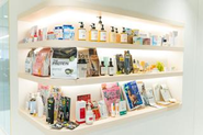 武内製薬のオフィスに展示されている自社製品の数々。