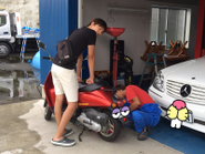 お客様と社長（オイル交換中もしくは講義）