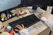 自分の推しに囲まれたデスクで作業効率UP！