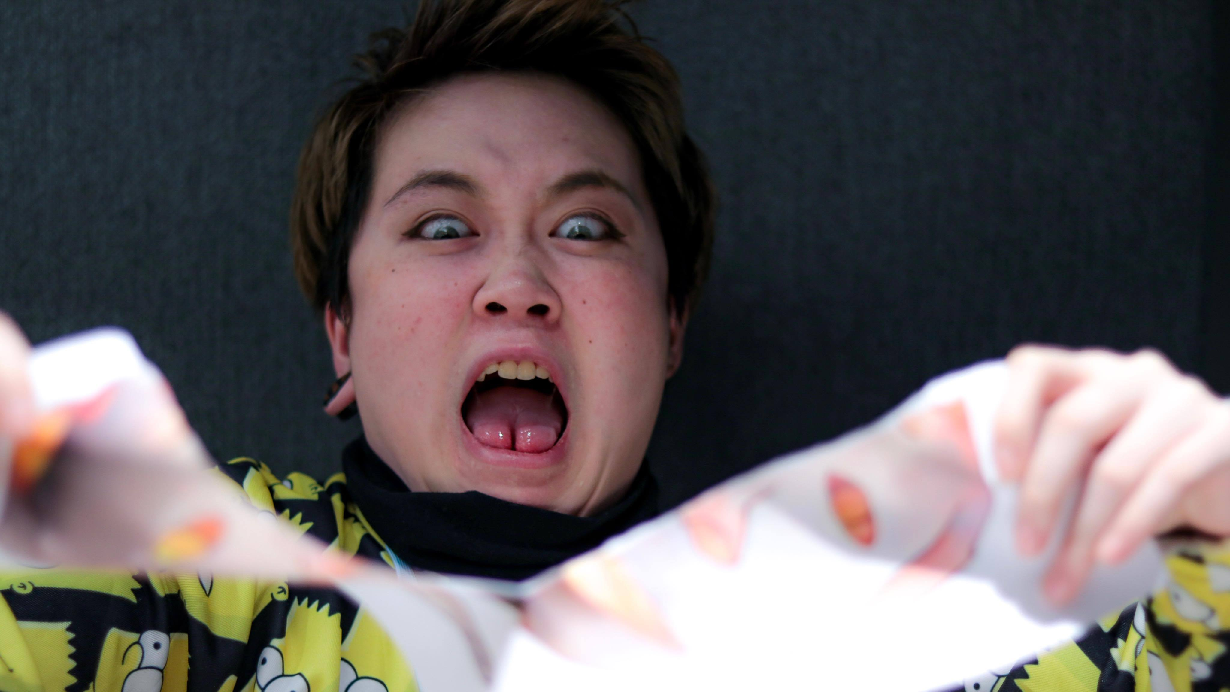 生ハムをモニュモニュするニート。