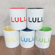 【グッズコンペ】カラフルでおしゃれな自社グッズにも力を入れています！他にもTシャツやパーカー、ステッカーなど種類豊富！デザインコンペを行い、選ばれた方の作品は実際にグッズ化することもあります。