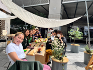 天気のよい日は、FabCafeのテラスで皆でランチ