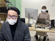 仕事風景（前が営業さん後ろがデザイナーさん）