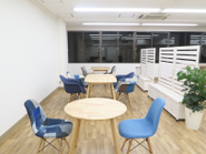 打ち合わせスペース。毎日ここで学生相談会をしています。