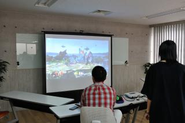 ゲーム好き社員がたくさんいます！オフィスの大型モニターでのゲームは迫力満点。
