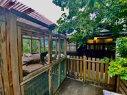 「鞆猫庵」玄関とその前の保護猫シェルター。