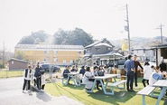 京都府与謝野町に構える拠点「ATARIYA」でのイベント、アタリヤびらきの一コマ。地元事業者や地域住民の方との共創で、地域での新しい働き方をつくっていきます。