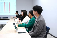 第2創業期を迎えたワクトリでは、指示を待つだけの時間は1秒もありません。感覚に頼らず客観的な数値とデータで課題を正しく把握し、既存の枠にとらわれず、ロジカルかつクリティカルに解決策を導き出す、プロフェッショナルな意識が根底にあります。20代・30代を中心に、精緻な分析力と目標へ突き進む突破力を併せ持つ気鋭のメンバーたちが、さらなる成長の舵を握っています。