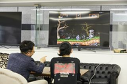業務後は本社に集まってみんなでダーツしたり、ゲームして遊ぶ日も！
