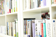 社内には数百冊の雑誌や書籍があり、自由にレンタルできます。
